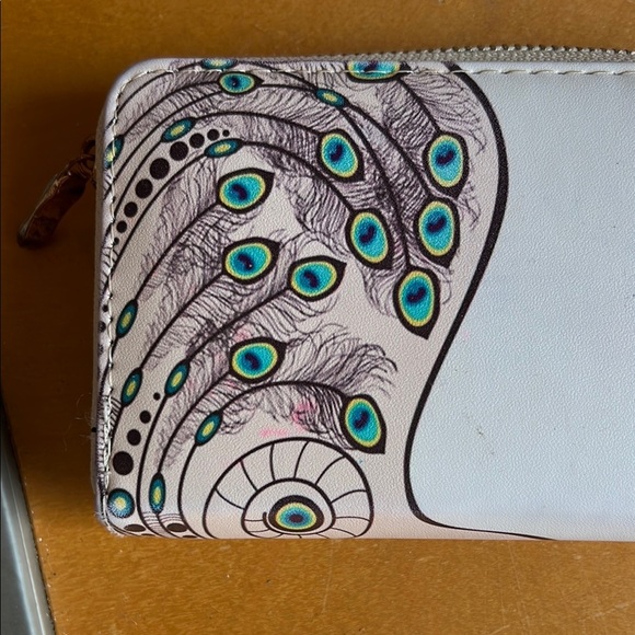 Hingham Women's Peacock Design Wallet - Cream and Black - Picture 4 of 6